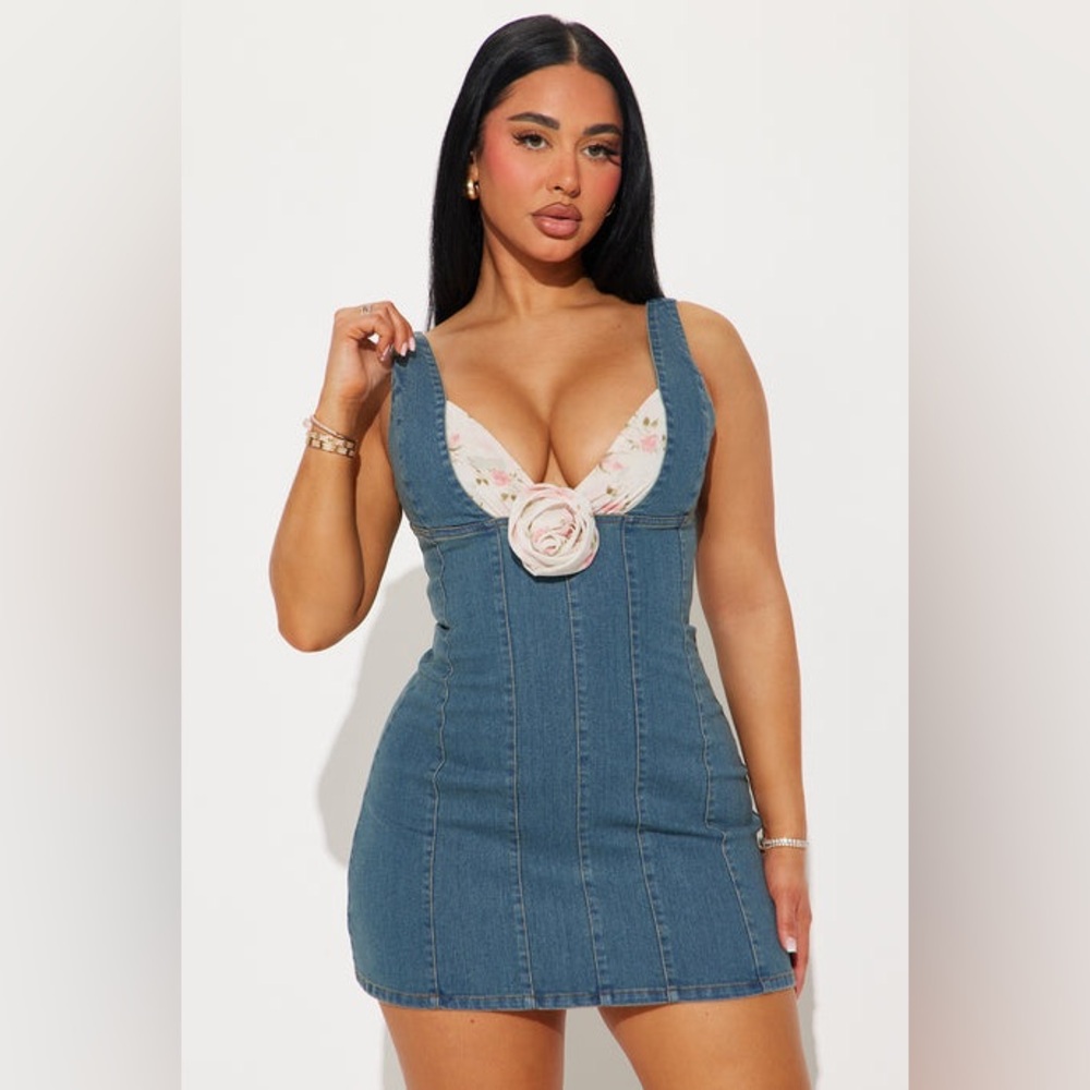 Fashion Nova Dress M Denim Mini
Stretchy Medium Wash NWT